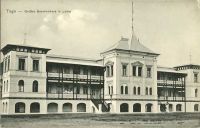 Grosses Beamtenhaus in Lomé – La « grande maison des fonctionnaires », où logeaient les agents administratifs allemands, fut construite entre 1897 et 1901, elle fut démolie dès 1913. Elle se situait sur le littoral, juste à côté du bâtiment de la Douane qui était devant le wharf.